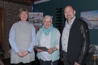 Elke Lemke (Mitte) wurde f&uuml;r 40 Jahre Mitgliedschaft im TuS Hohnstorf geehrt, Corinna Hinze (links) und Stephan Oelfke (rechts) &uuml;berreichten die Urkunde. Foto: TuS Hohnstorf